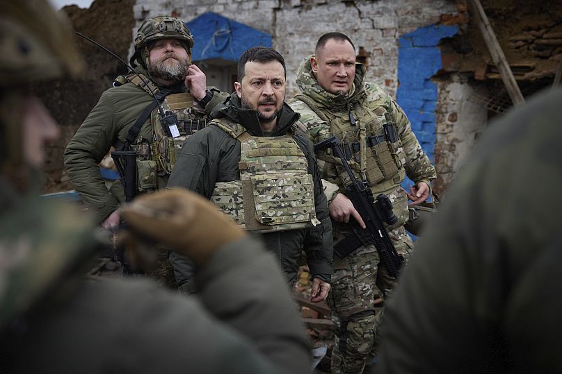 الرئيس الأوكراني فولوديمير زيلينسكي، في الوسط، خلال زيارته لمنطقة زابوريجيا