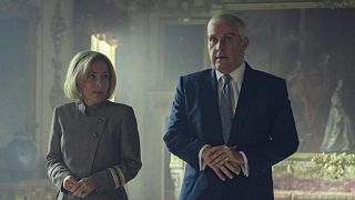 Scoop: Netflix veröffentlicht erste Fotos des Prinz-Andrew-Interview-Films - im Bild: Gillian Anderson und Rufus Sewell als Emily Maitlis und Prinz Andrew