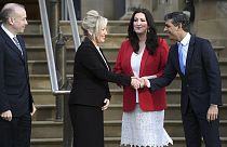 Rishi Sunak com a primeira-ministra da Irlanda do Norte, Michelle O'Neill, e a vice-primeira-ministra, Emma Little-Pengelly 
