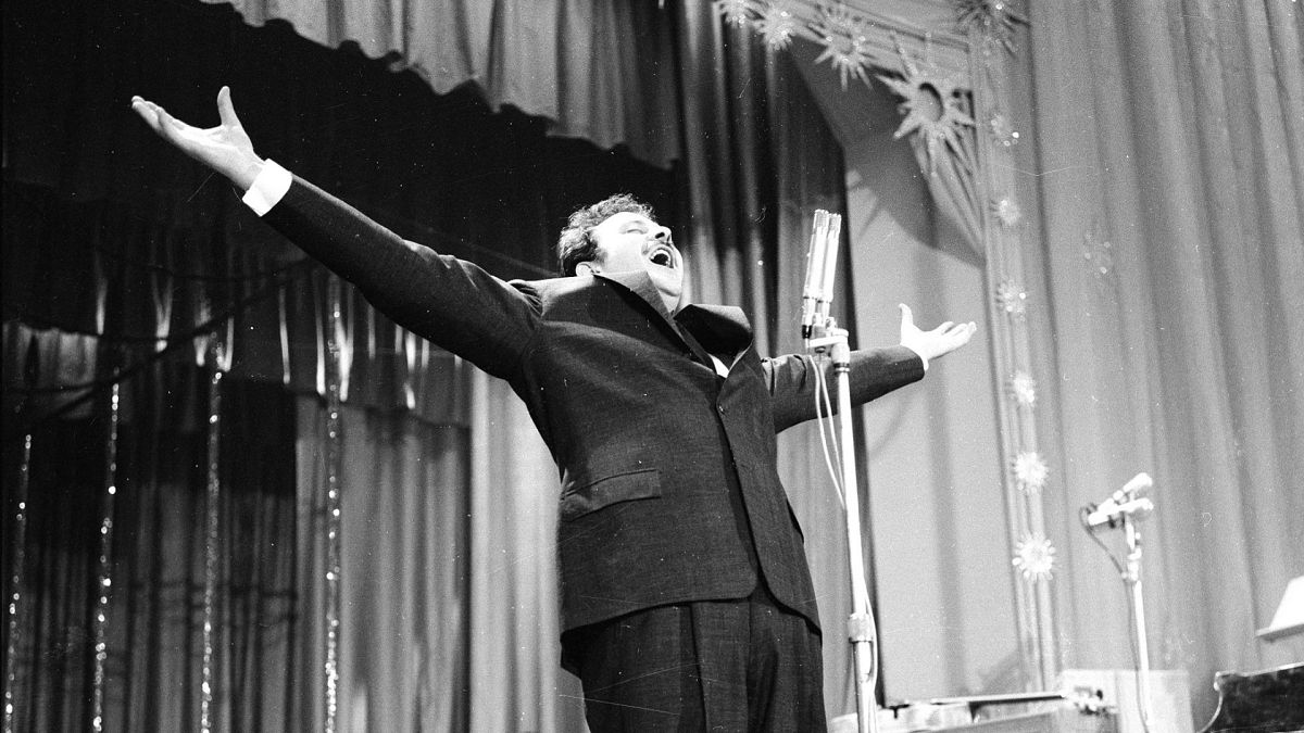 Domenico Modugno alle prove del 10° Festival di Sanremo, 1960.