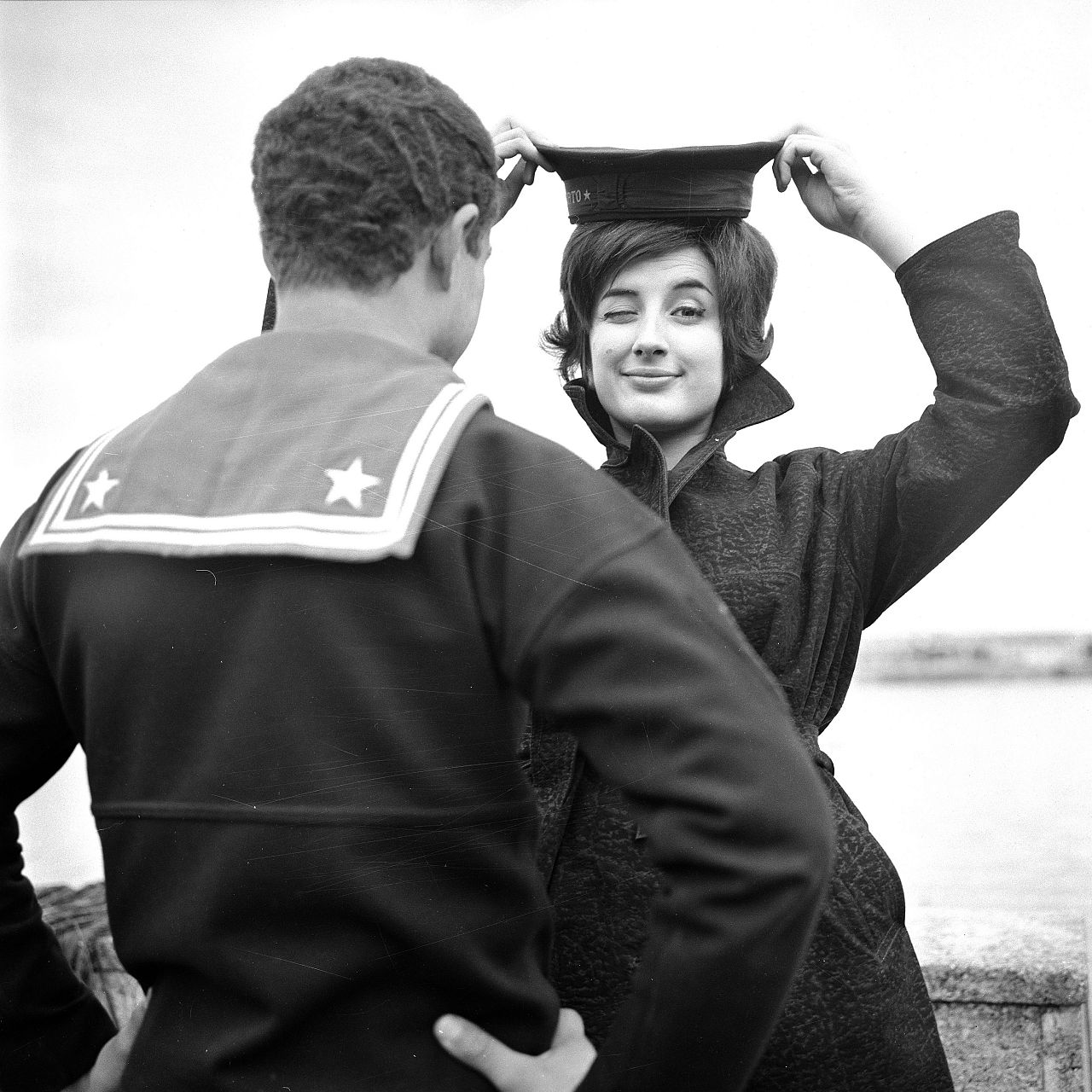 Мина Маццини в матросской фуражке в порту Сан-Ремо во время 10-го фестиваля, 1960 год.