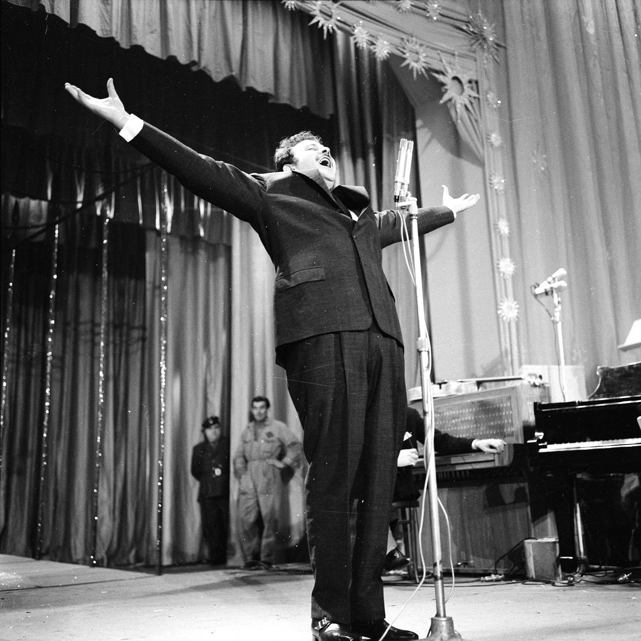 Domenico Modugno lors des répétitions du 10ème festival de Sanremo, 1960.