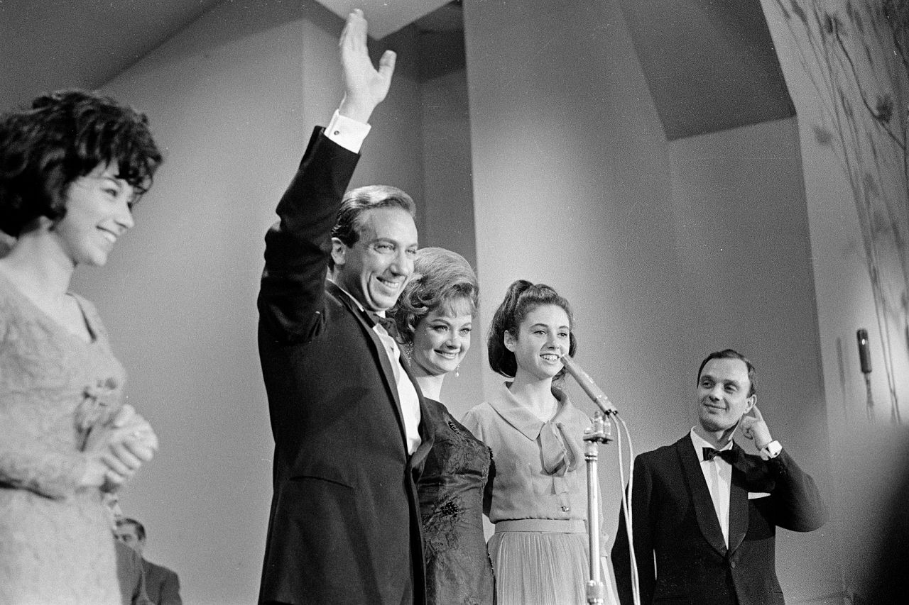 Майк Бонджорно и Джулиана Лоджодиче, ведущие 14-го фестиваля, с победителями Джильолой Чинкетти и Патрицией Карли, исполнившими песню Non ho l'età, 1964 год.
