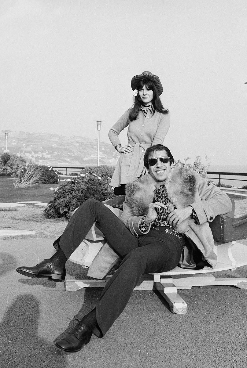Claudia Mori und Adriano Celentano posieren auf der Strandpromenade von Sanremo am letzten Tag des 20. Festivals, 1970.