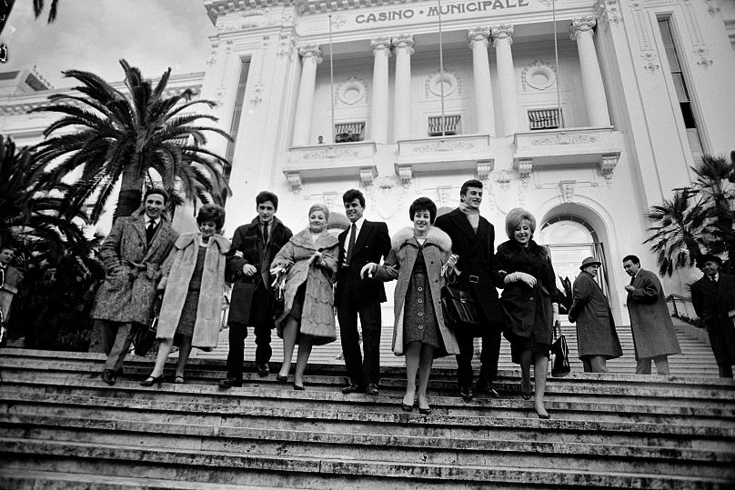 Gruppenfoto vom Festival 1961 auf den Stufen des Casinos: L-R Rocco Granata, Jolanda Rossin, Pino Donaggio, Silvia Guidi, Little Tony, Nadia Liani, Tony Renis, Betty Curtis.