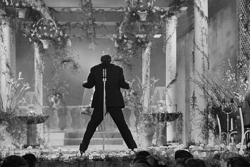 Adriano Celentano sorgte für einen Skandal, als er während seines Auftritts beim 11. Festival, bei dem er "24000 Baci" sang, dem Publikum den Rücken zuwandte (1961).