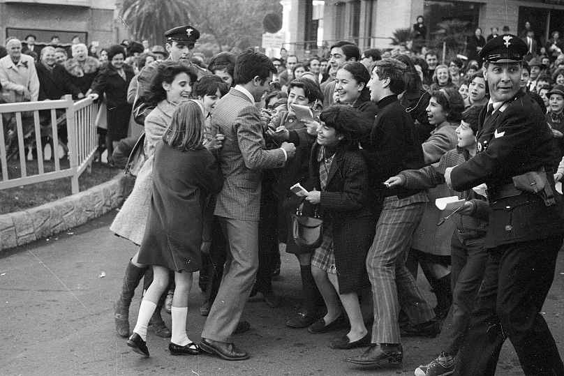 Al Bano umgeben von Fans vor dem Casino während des 18. Festivals von Sanremo, 1968.