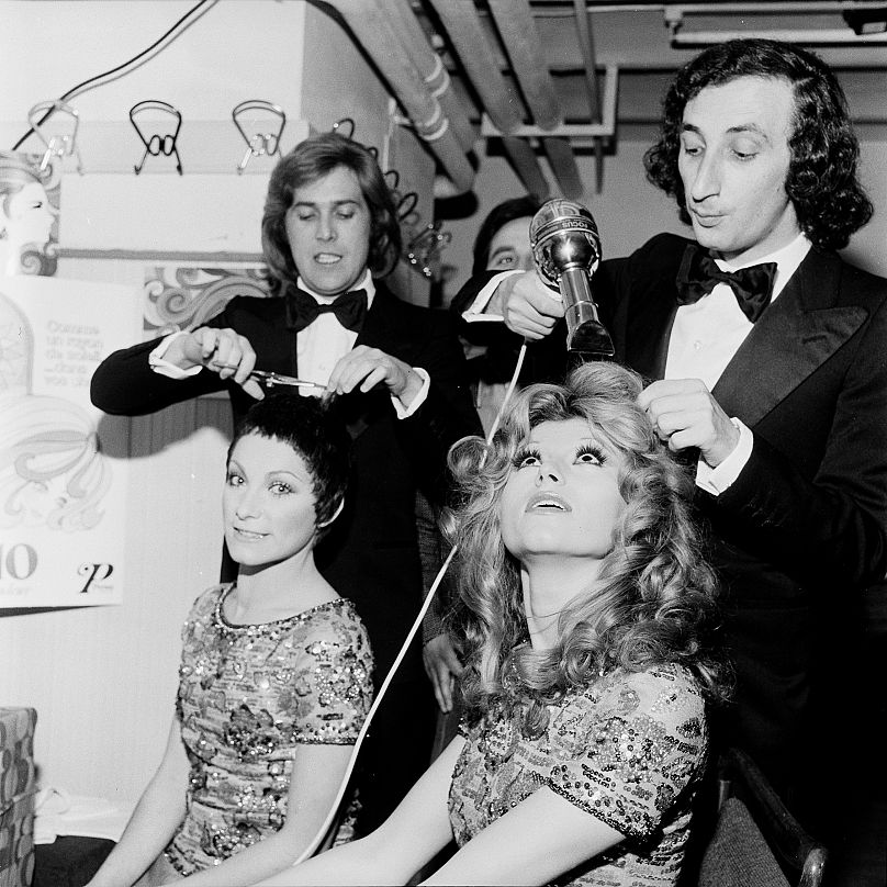 I Ricchi e Poveri scherzano in sala trucco, al 23esimo Festival di Sanremo, nel 1973