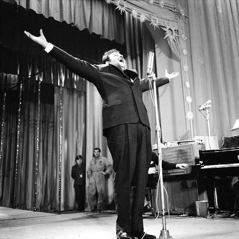 Domenico Modugno bei den Proben für das 10. Festival von Sanremo, 1960.