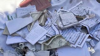 نسخ ممزقة من المصحف إثر تعرض مسجد لأضرار كبيرة بغارة إسرائيلية على دير البلح بغزة.