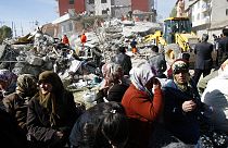 Um ano após o terramoto na Turquia: Mais de 700.000 pessoas continuam a viver em situações precárias