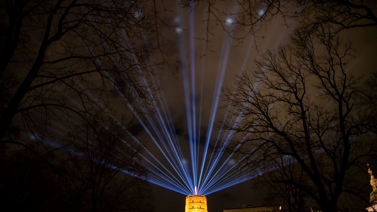 برج قلعة جيديميناس مضاء خلال "مهرجان الأضواء"