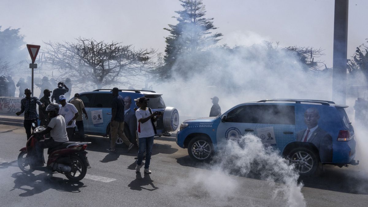 La Policía antidisturbios senegalesa dispara gases lacrimógenos contra los partidarios del candidato presidencial de la oposición Daouda Ndiaye en Dakar, Senegal