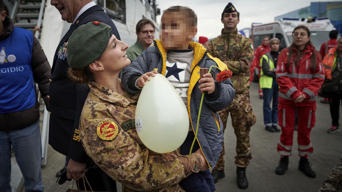 Un bambino palestinese arrivato in Italia a bordo di Nave Vulcano della Marina Militare