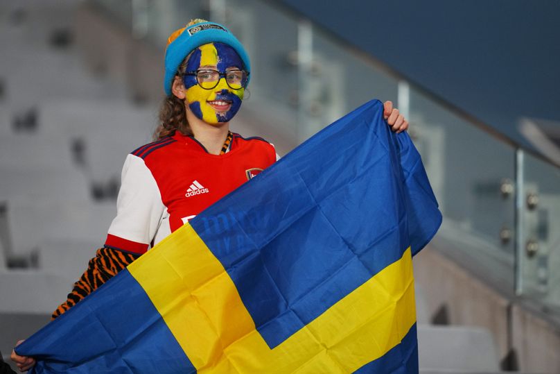 Un joven sostiene una bandera sueca en las gradas antes del partido de fútbol de cuartos de final de la Copa Mundial Femenina entre Japón y Suecia en Nueva Zelanda.