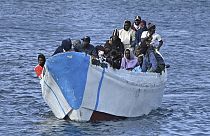 Cinque migranti sono stati trovati morti ieri a bordo di un'imbarcazione al largo delle Isole Canarie