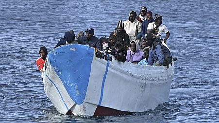 Migrantes intentan llegar a Canarias en patera.