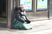 Un senzatetto in strada 