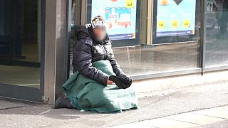Un senzatetto in strada 