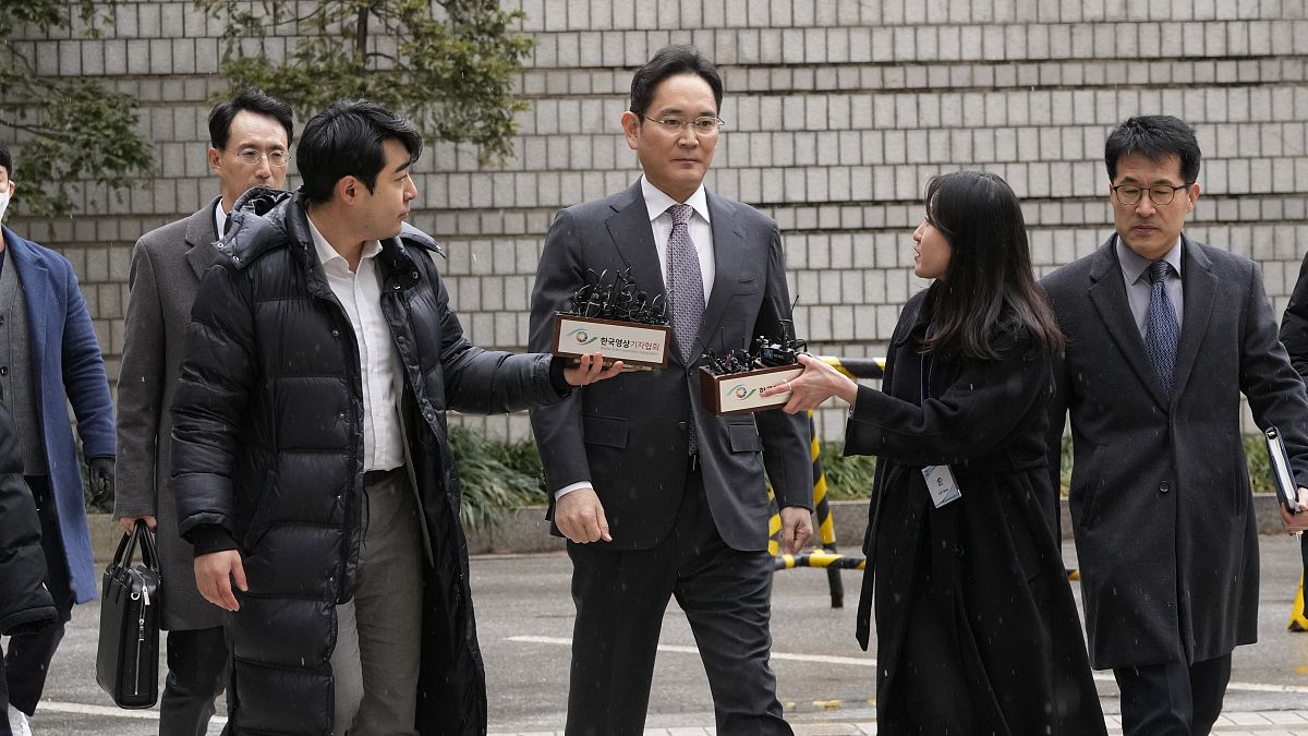 Samsung chief acquitted of financial crimes thumbnail