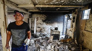 Imagen de un ciudadano chileno en su casa, que se quemó cuando los incendios forestales alcanzaron el barrio El Olivar, en Viña del Mar, Chile, el lunes 5 de febrero de 2024.
