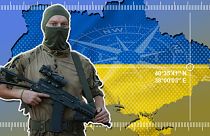 Finnischer Soldat in der Ukraine vor Kartenkoordinaten im Hintergrund