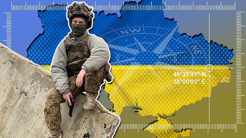Finnischer Freiwilliger 'Hobbit' vor Karte und Flagge der Ukraine
