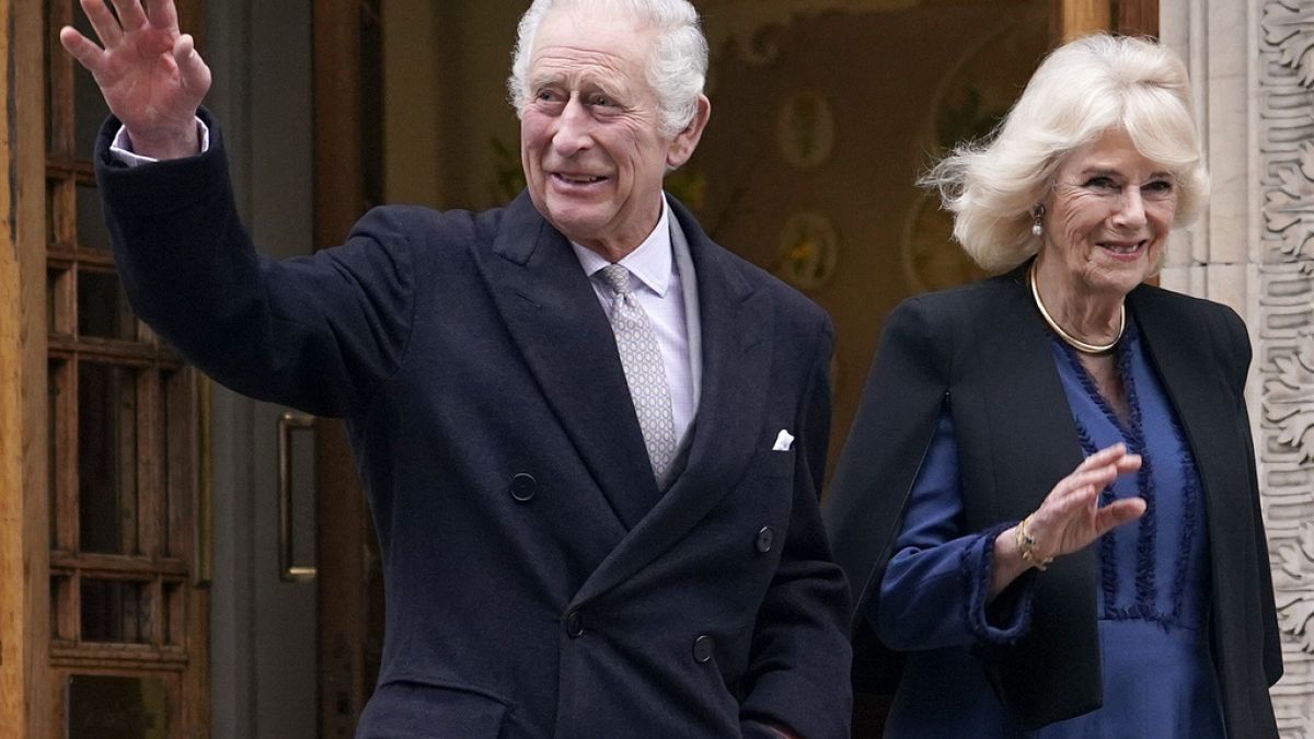 Carlos III junto a Camilla.