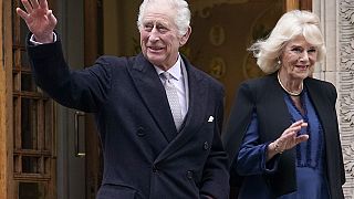 Carlos III junto a Camilla.