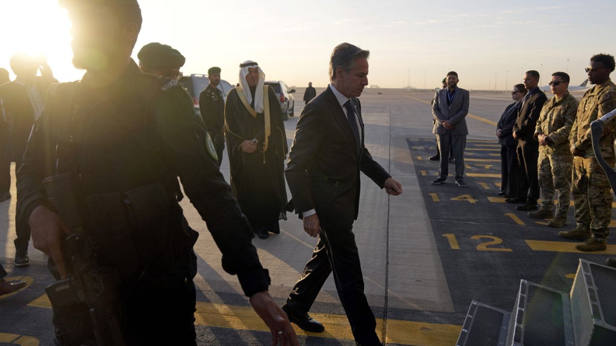 Le secrétaire d'État américain Antony Blinken à l'aéroport international King Khalid de Riyad, en Arabie saoudite, le mardi 6 février 2024.