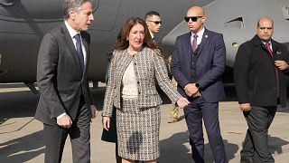 Энтони Блинкена у Трапа самолета в Каире встречала посол США в Египте Херро Мустафа Гарг. 