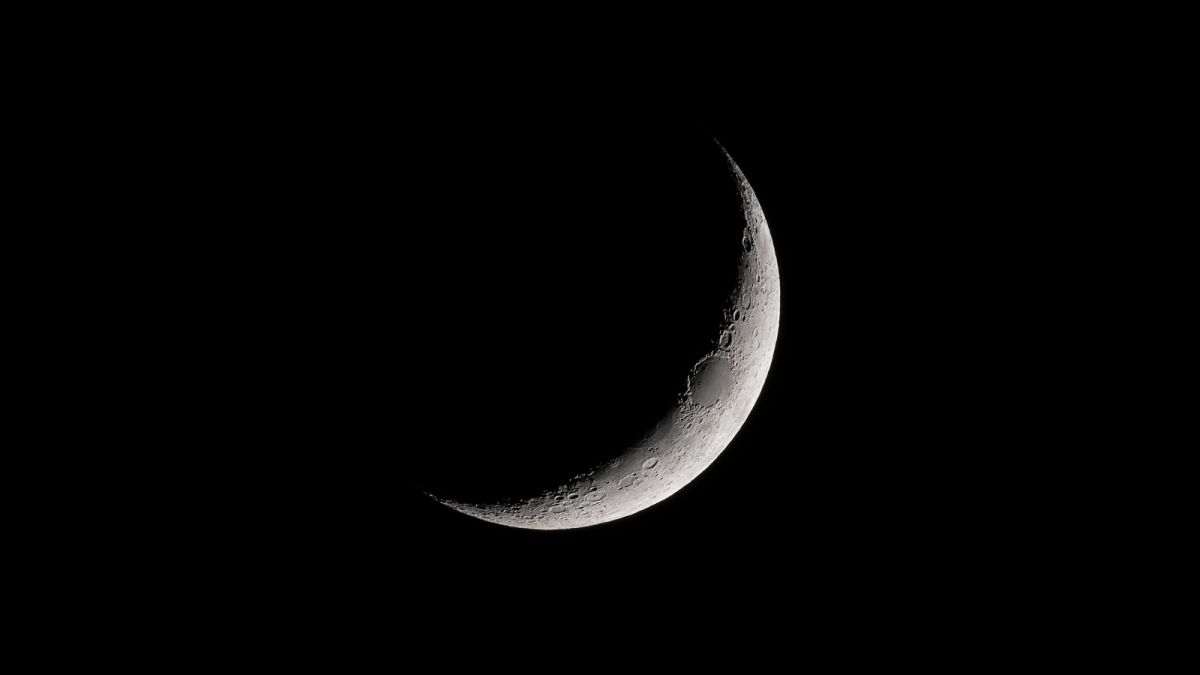 По мере остывания Луна постепенно сжимается, а её поверхность всё больше сморщивается и трескается.