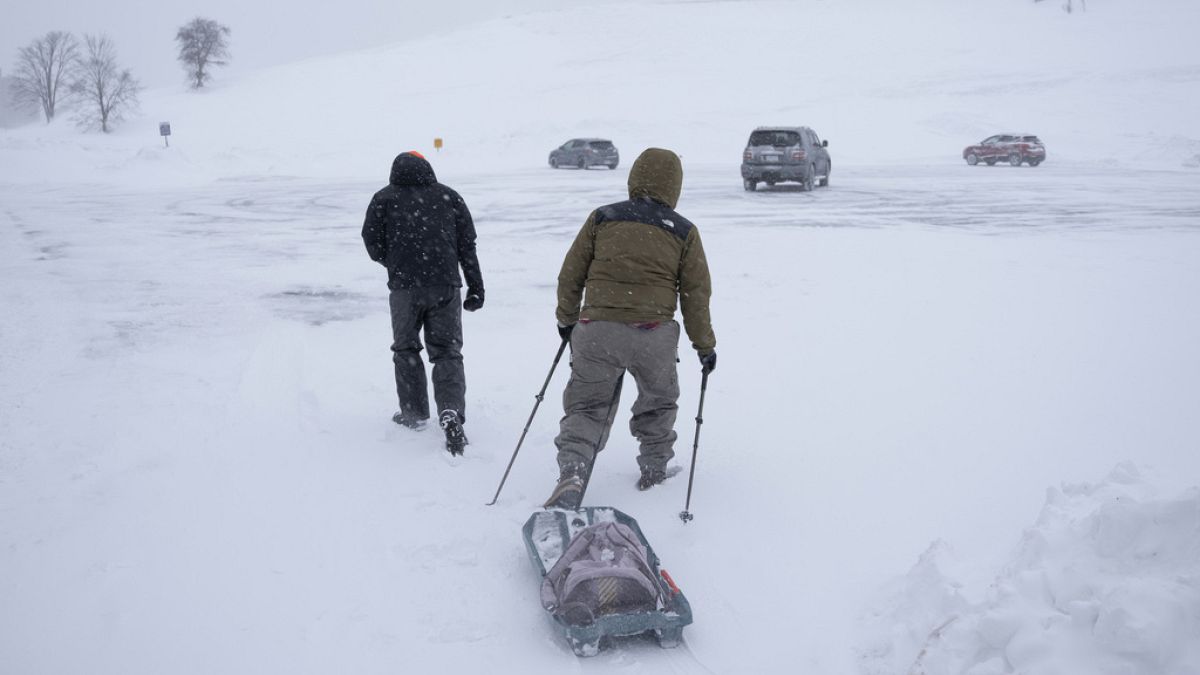 Πεζοπόροι με μπαστούνια του σκι στο Χάλιφαξ του Καναδά μετά τον ιστορικό χιονιά