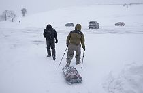 Πεζοπόροι με μπαστούνια του σκι στο Χάλιφαξ του Καναδά μετά τον ιστορικό χιονιά