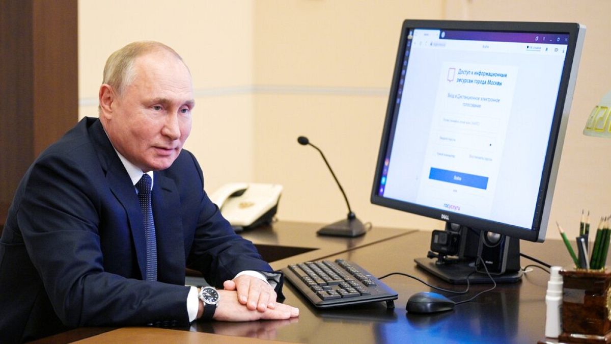 Vlagyimir Putyin orosz elnök egy számítógép monitora előtt