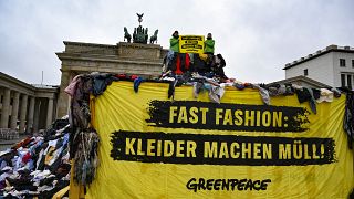 Greenpeace manifeste contre la pollution et l’écoblanchiment de la mode