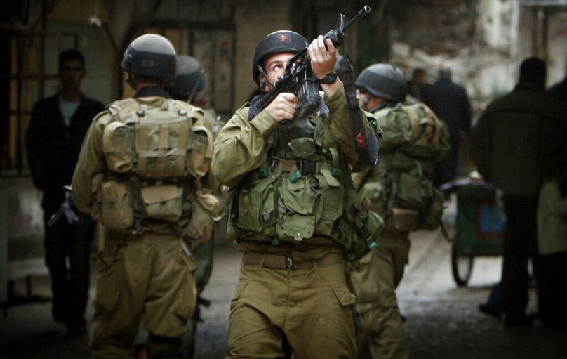 İşgal altındaki Batı Şeria'nın el Halil kentinde operasyon düzenleyen İsrail askerleri (arşiv)