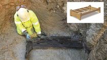 Des fouilles menées dans le centre de Londres ont exhumé ce que les experts pensent être un lit plat romain destiné à être utilisé dans l'au-delà.