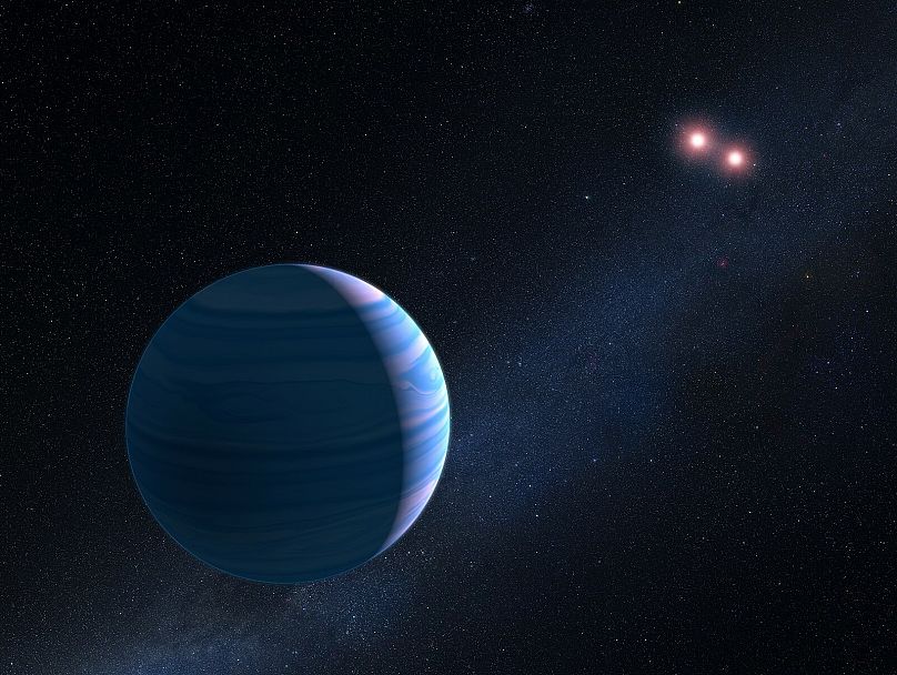 تصویر فرضی از یک سیاره فراخورشیدی که به دور دو ستاره می‌چرخد