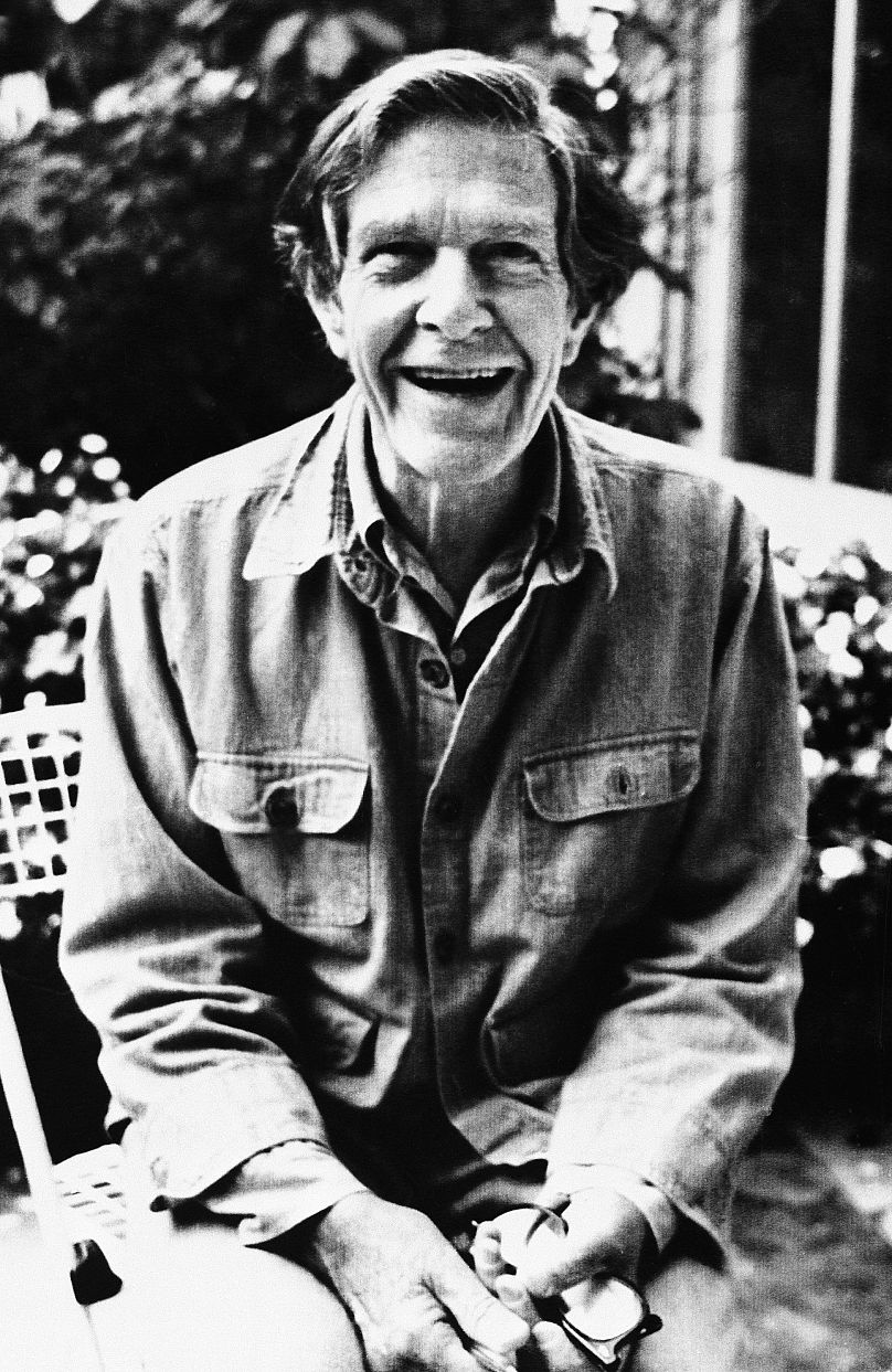 El compositor estadounidense John Cage a los 70 años en París después de recibir el más alto premio de cultura francesa, Comandante de Artes y Letras en 1982.