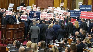 مشرعو المعارضة يحملون لافتات كتب عليها: "سرقوا الانتخابات" خلال الجلسة التأسيسية للبرلمان الصربي في بلغراد، صربيا، 6 فبراير 2