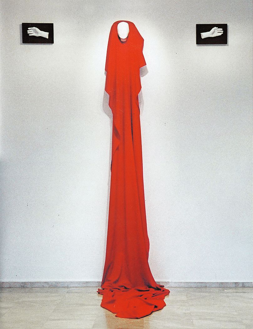 Δημήτρης Αληθεινός, Χωρίς τίτλο, 1972, γύψος, διογκωμένη πολυστερίνη, ύφασμα, ξύλο, μικρόφωνο, ηχεία, μεταβλητές διαστάσεις, Συλλογή του καλλιτέχνη