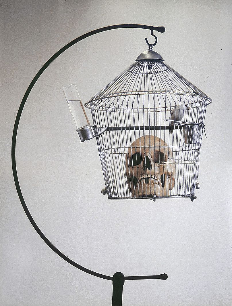 Δημήτρης Αληθεινός, Χωρίς τίτλο, 1971, κλουβί, κρανίο, καναρίνι, 190 x 54 x 33εκ., Συλλογή του καλλιτέχνη