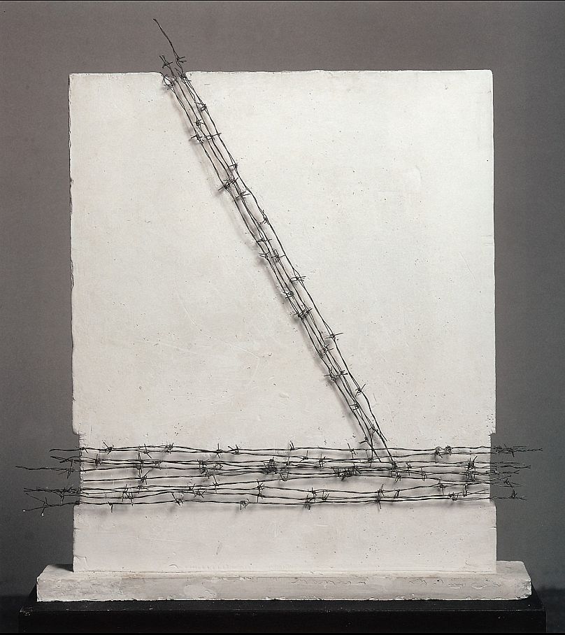 Βλάσης Κανιάρης, Ζωστήρας, 1969, γύψινη πλάκα σε γύψινη βάση με συρματόπλεγμα, 97 x 90 x 15 εκ., Ιδιωτική Συλλογή