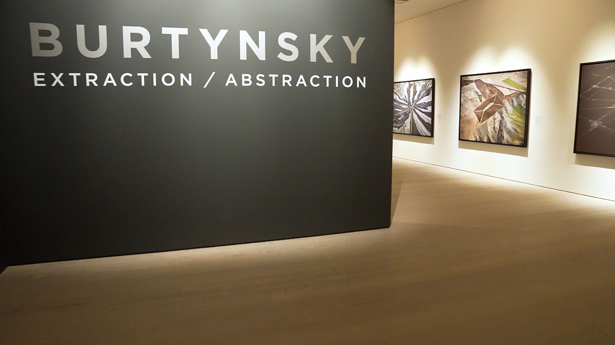 Изложбата на Burtynsky в галерия Saatchi „отдръпва завесата“ върху въздействието на човечеството върху Земята