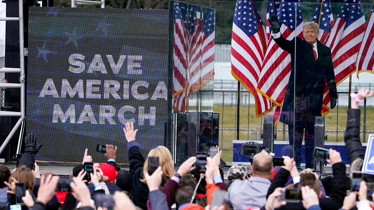 Donald Trump 6 Ocak 2021'de ABD Kongre Binası'na düzenlenen saldırı öncesinde destekçilerinden oluşan bir kalabalığa hitap ediyor.
