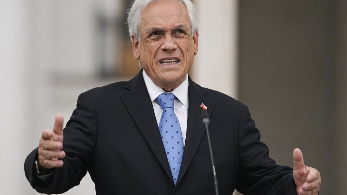 O presidente chileno Sebastián Piñera dá uma conferência de imprensa no palácio presidencial La Moneda, em Santiago do Chile, na segunda-feira, 4 de outubro de 2021.