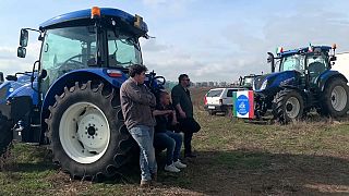Agricultores italianos se agrupan con sus tractores a las afueras de Roma