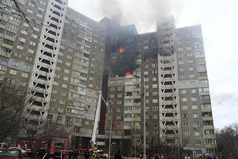 Des pompiers s'efforcent d'éteindre un incendie dans un immeuble d'habitation après une attaque russe à Kyiv, en Ukraine, mercredi 7 février 2024.
