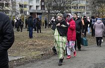 Vecinos de Kiev abandonan sus casas tras un ataque ruso